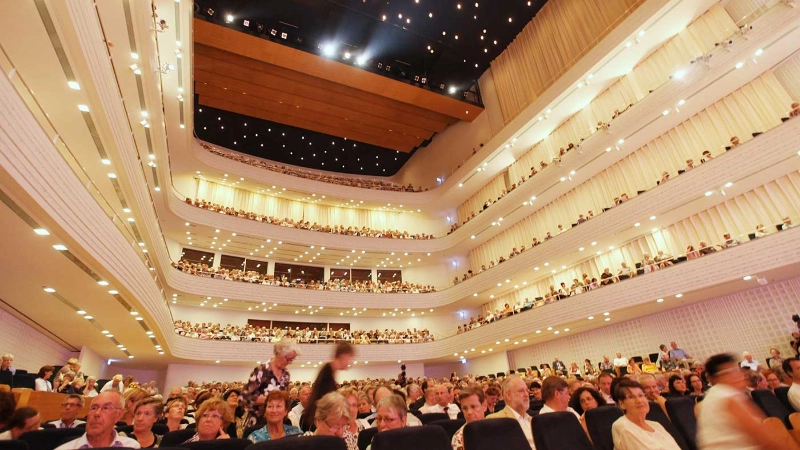 Blick auf den gefüllten Konzertsaal des KKL Luzern.