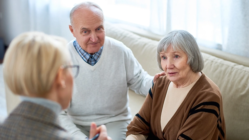 älteres Paar Besprechung Beratung