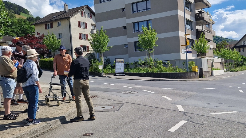 ältere Personen in einer Quartierstrasse