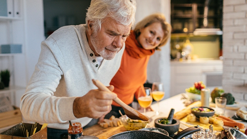 älteres Paar beim Kochen zu Hause