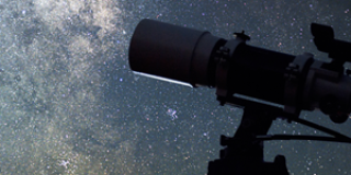 Fernrohr vor Sternenhimmel