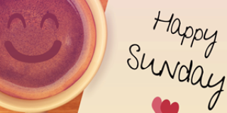 Kaffee mit einem Smiley und einer Grussbotschaft daneben "Happy Sunday"