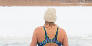 Frau mit Mütze beim Winterschwimmen