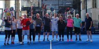Seniorengruppe beim Padel-Tennis