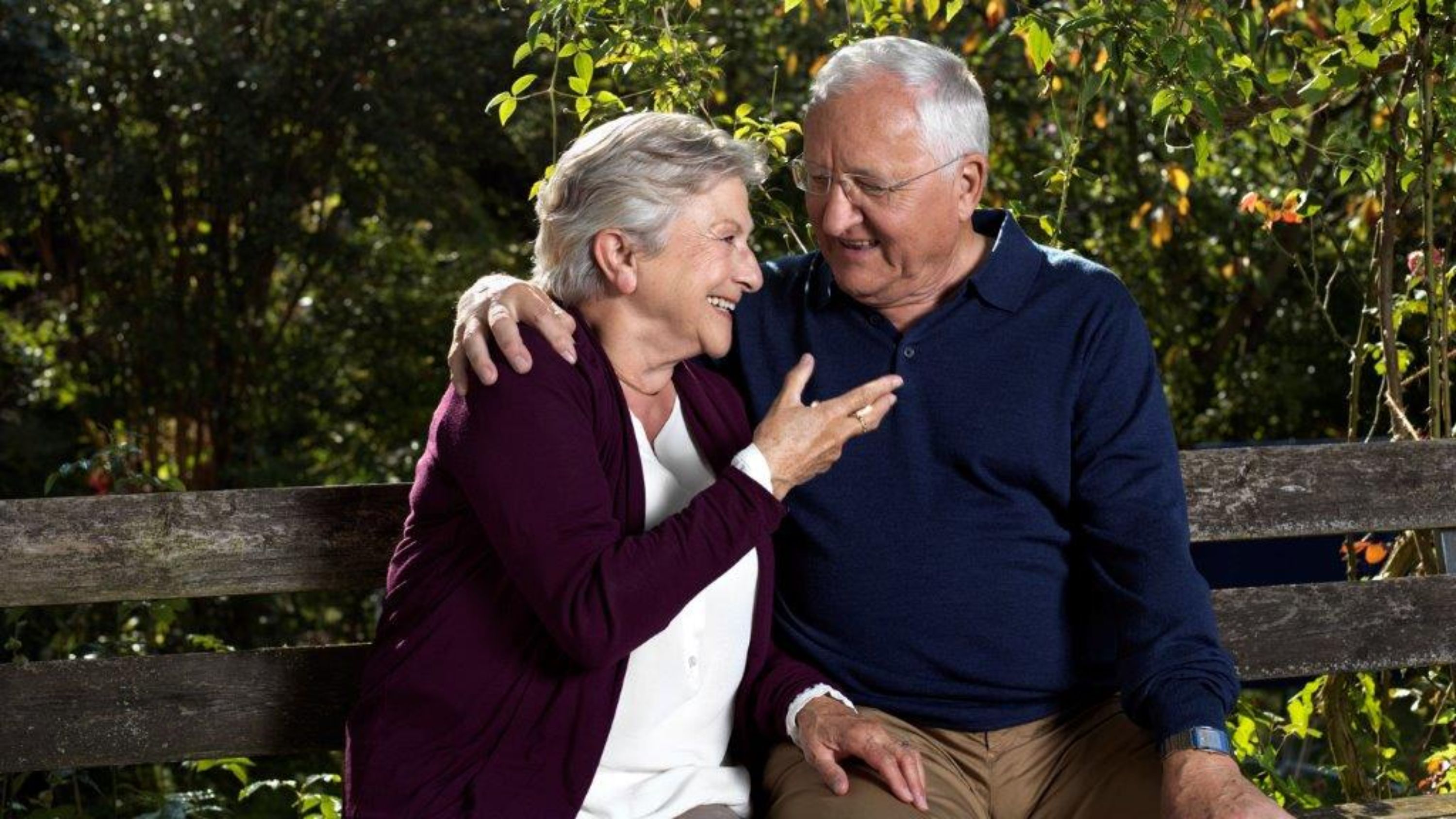 Deux personnes âgées se sont assises sur un banc.