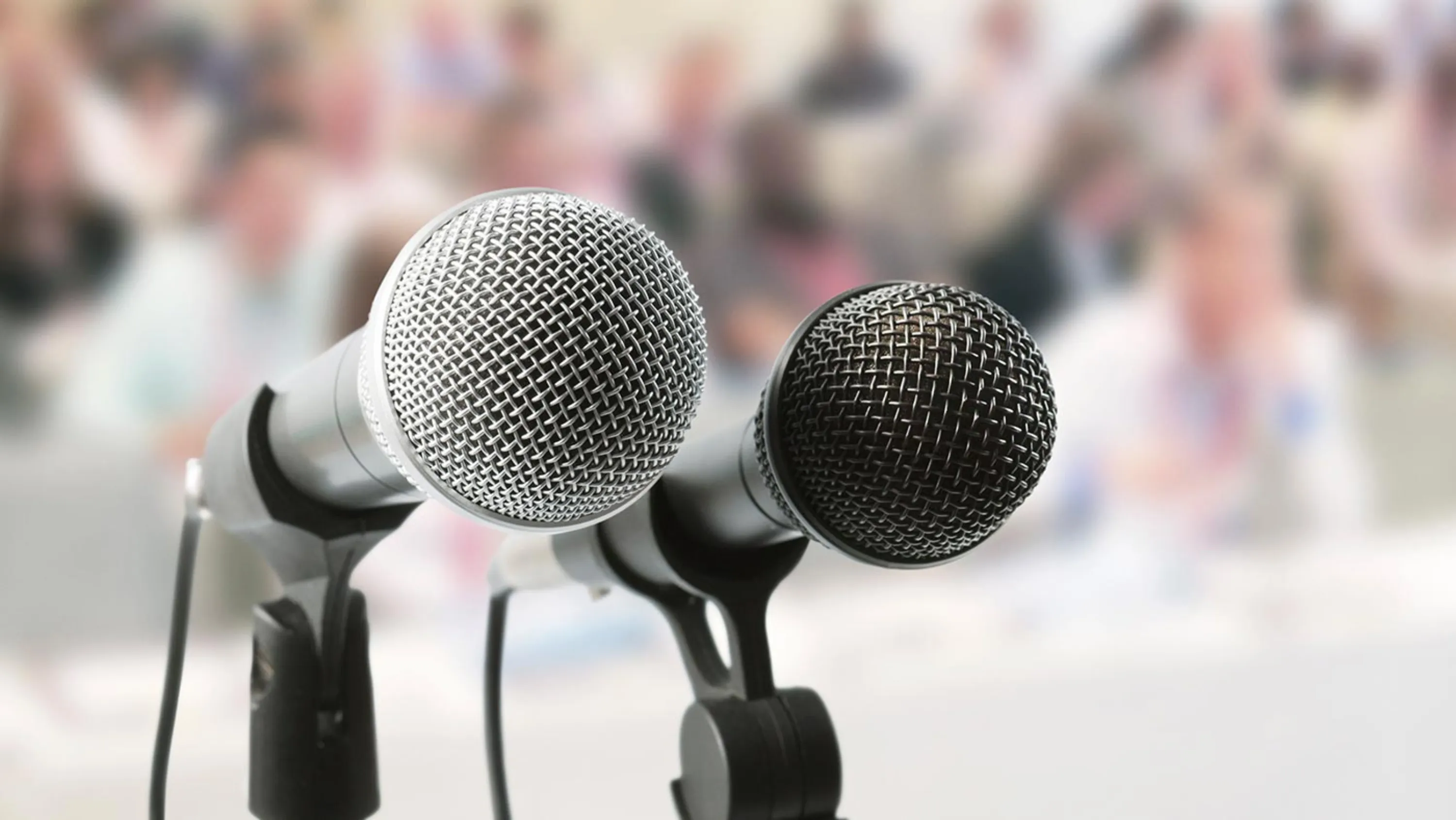 Bild Mikrofone an Rednerpult vor Pressekonferenz