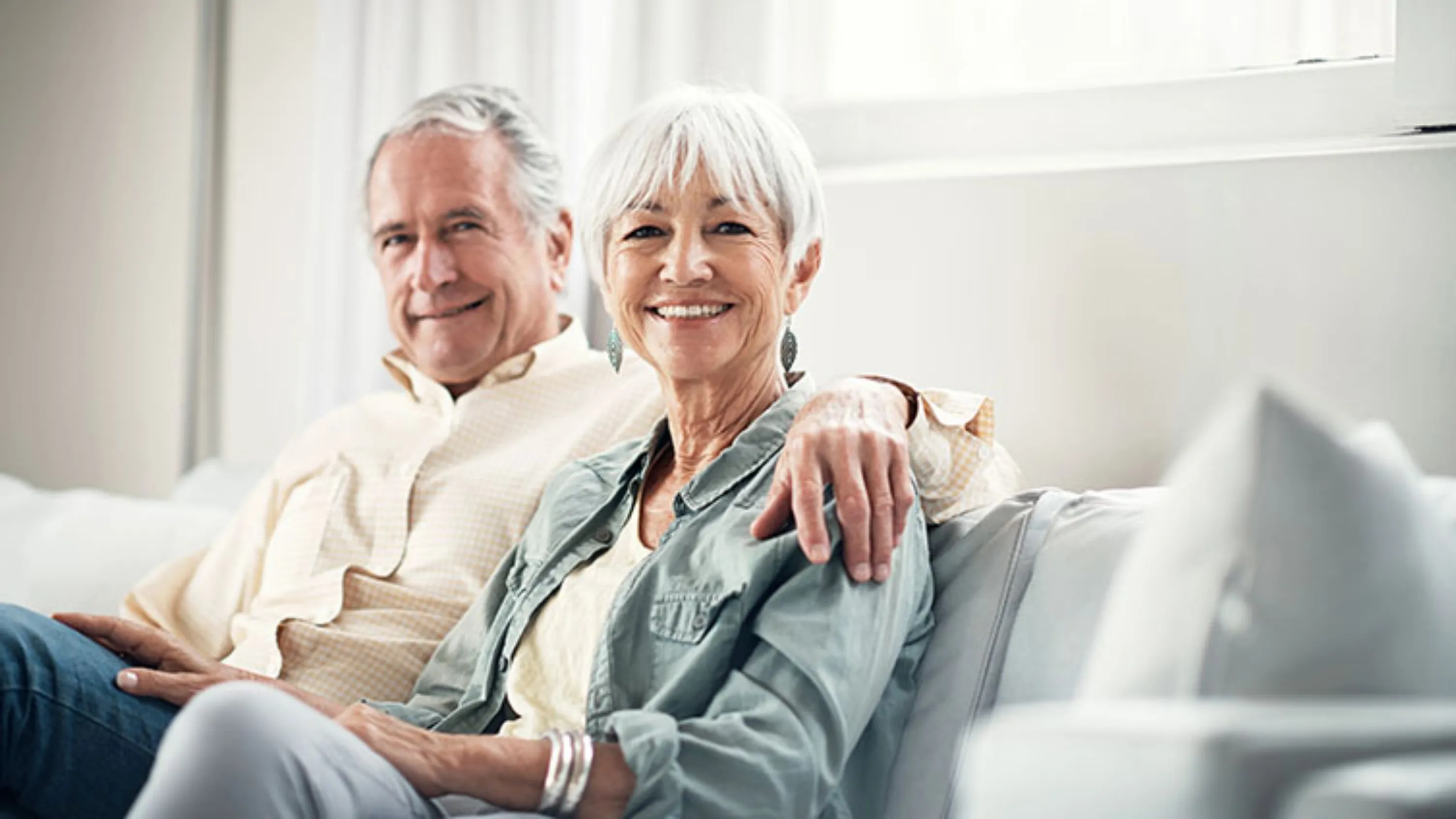 Zufrieden dreinblickendes älteres Paar nach der Treuhandberatung.
