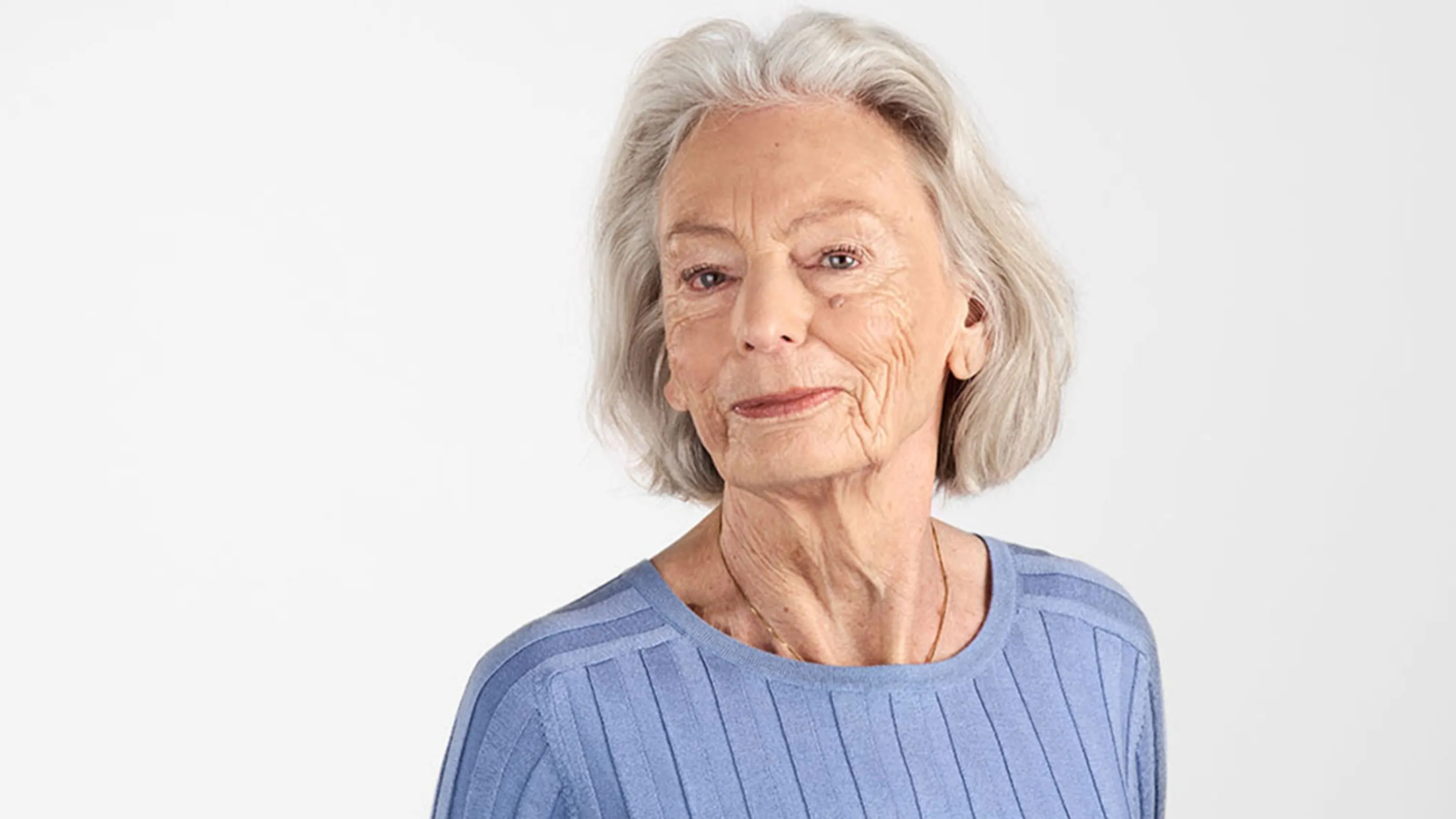 Seniorin mit freundlichem Blick