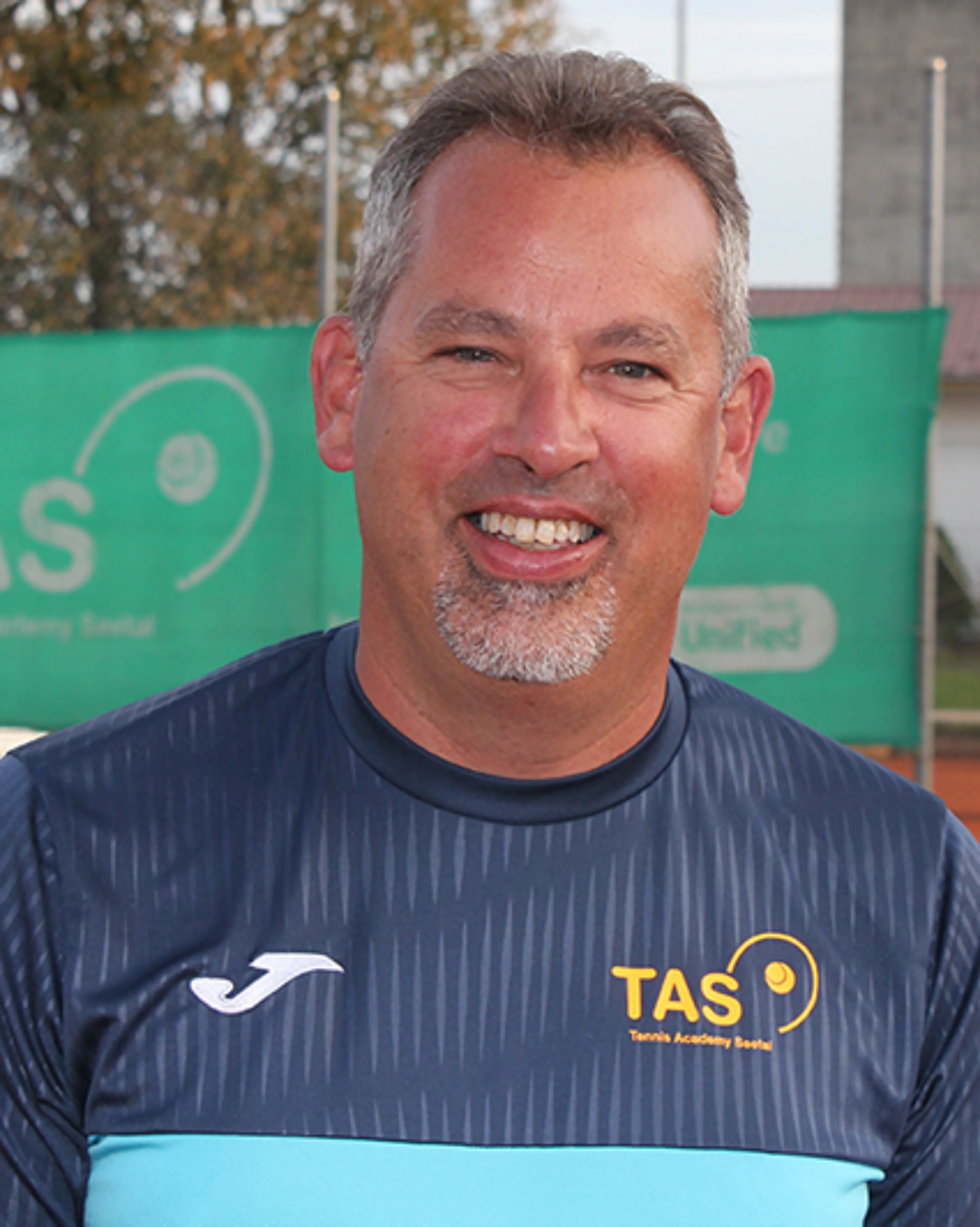 Portraitbild Michel Bätscher Tennisleiter Pro Senectute Kanton Luzern