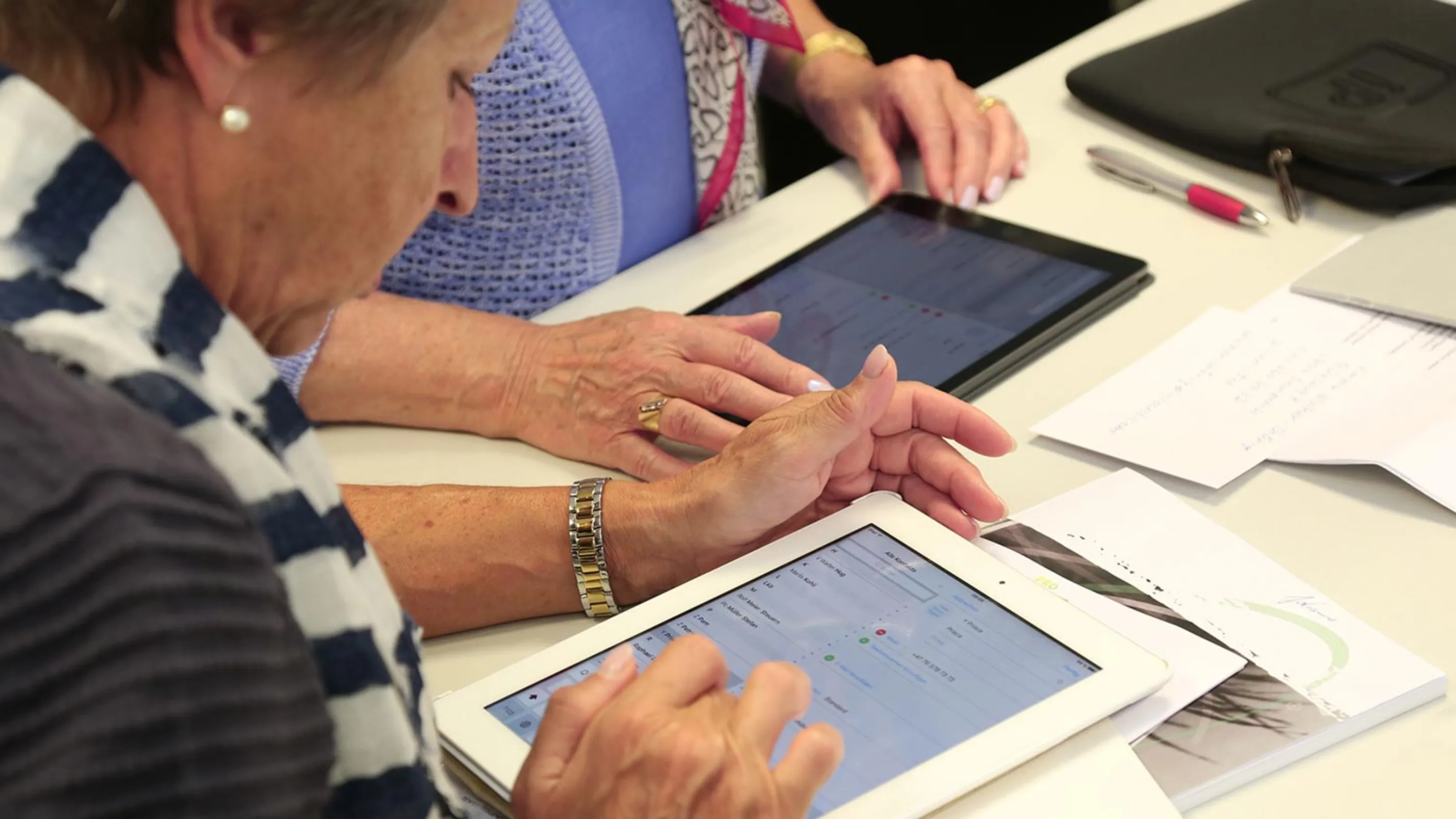 Bild Seniorin mit iPad