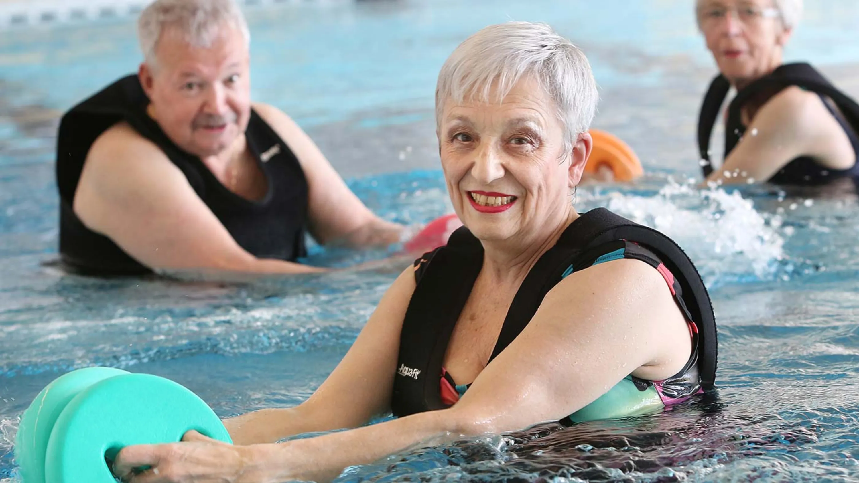 Eine ältere Dame im Aqua-Fit.