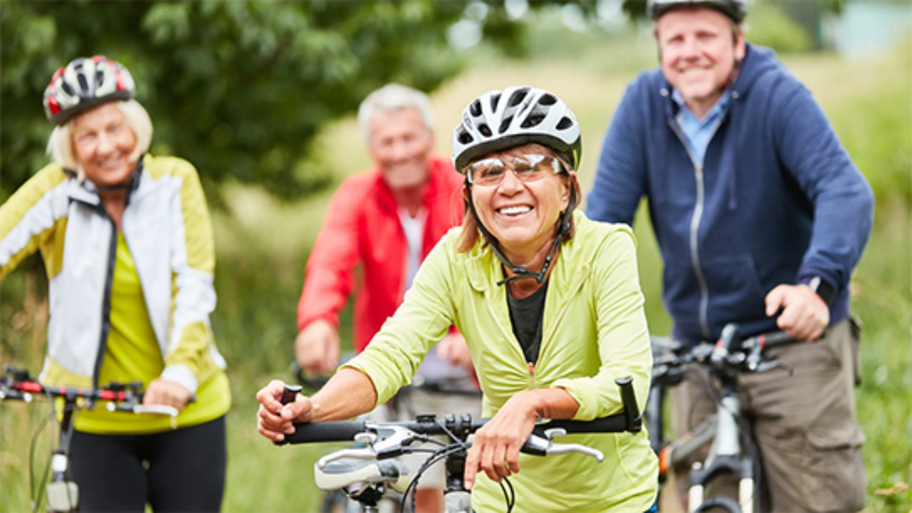 Eine Gruppe von Seniorinnen und Senioren ist sportlich mit dem Velo unterwegs.
