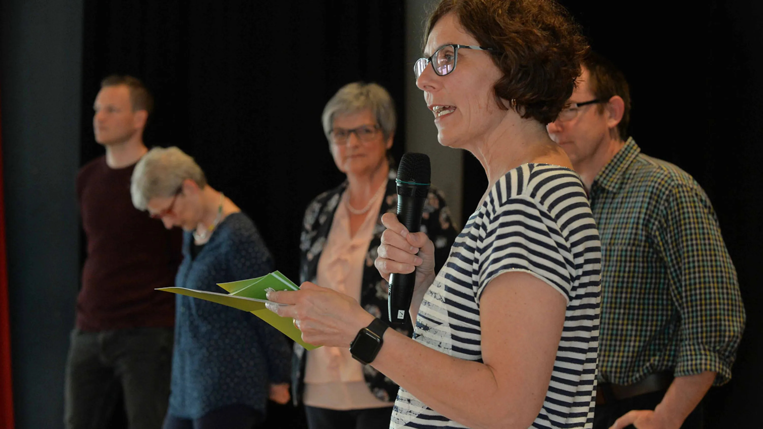 Esther Peter moderiert eine Impulsveranstaltung.