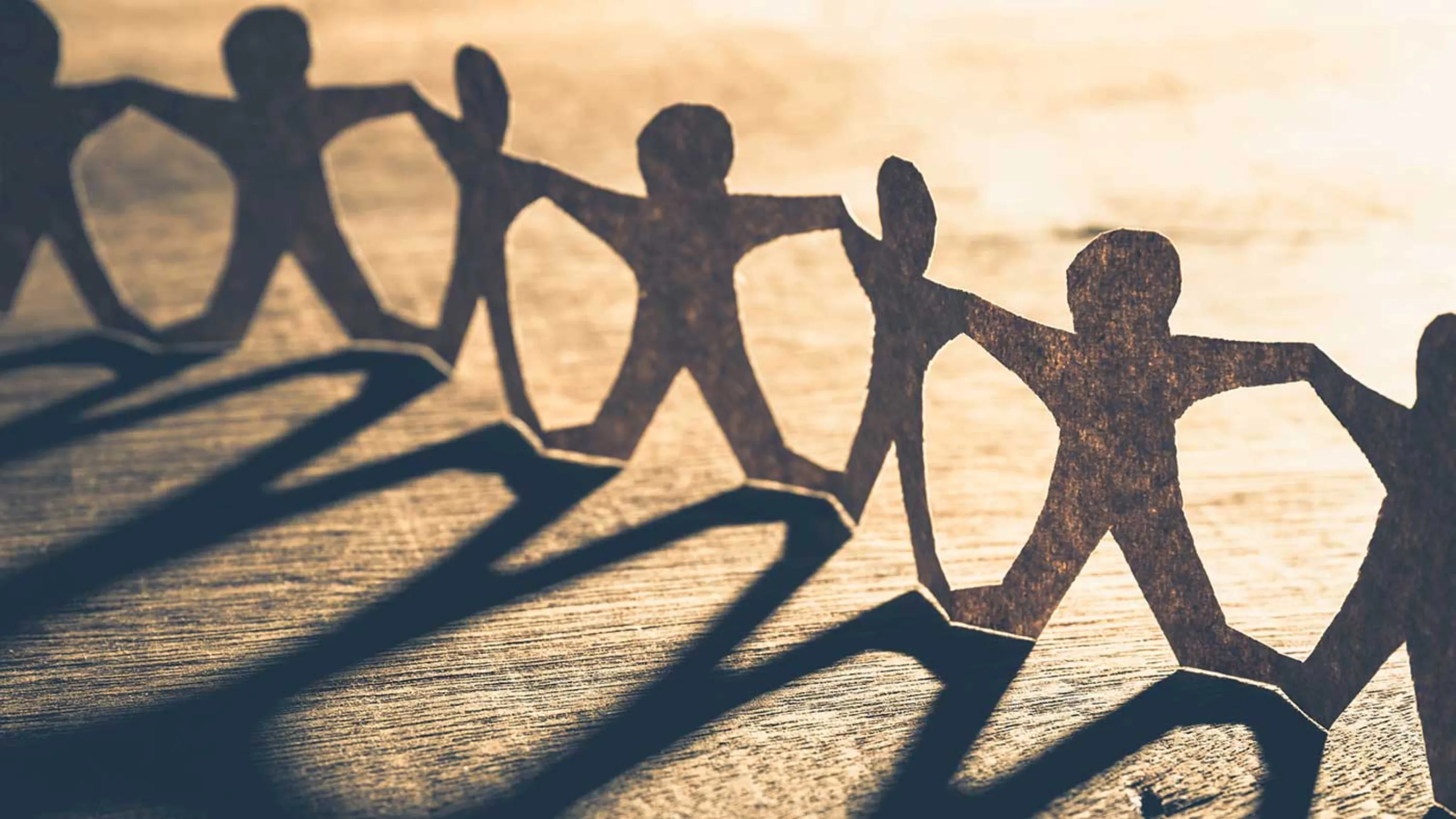 Scherenschnitt mit ausgeschnittenen Männchen.