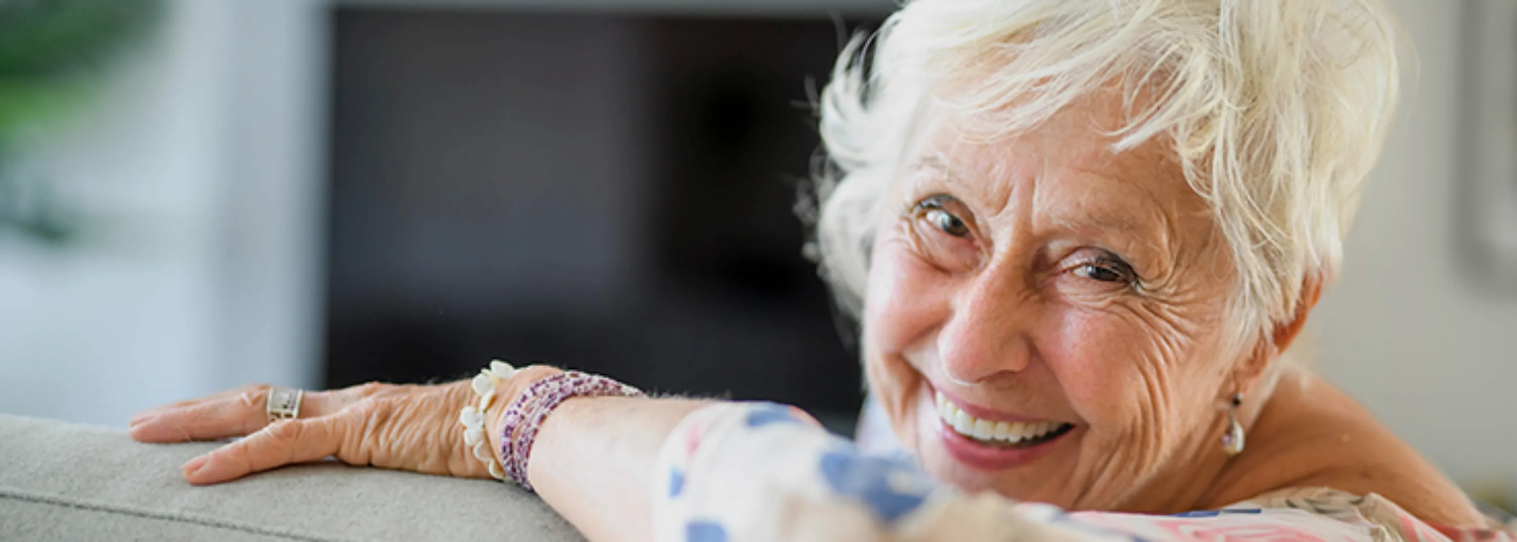 Seniorin mit Skateboard am Rand der Halfpipe