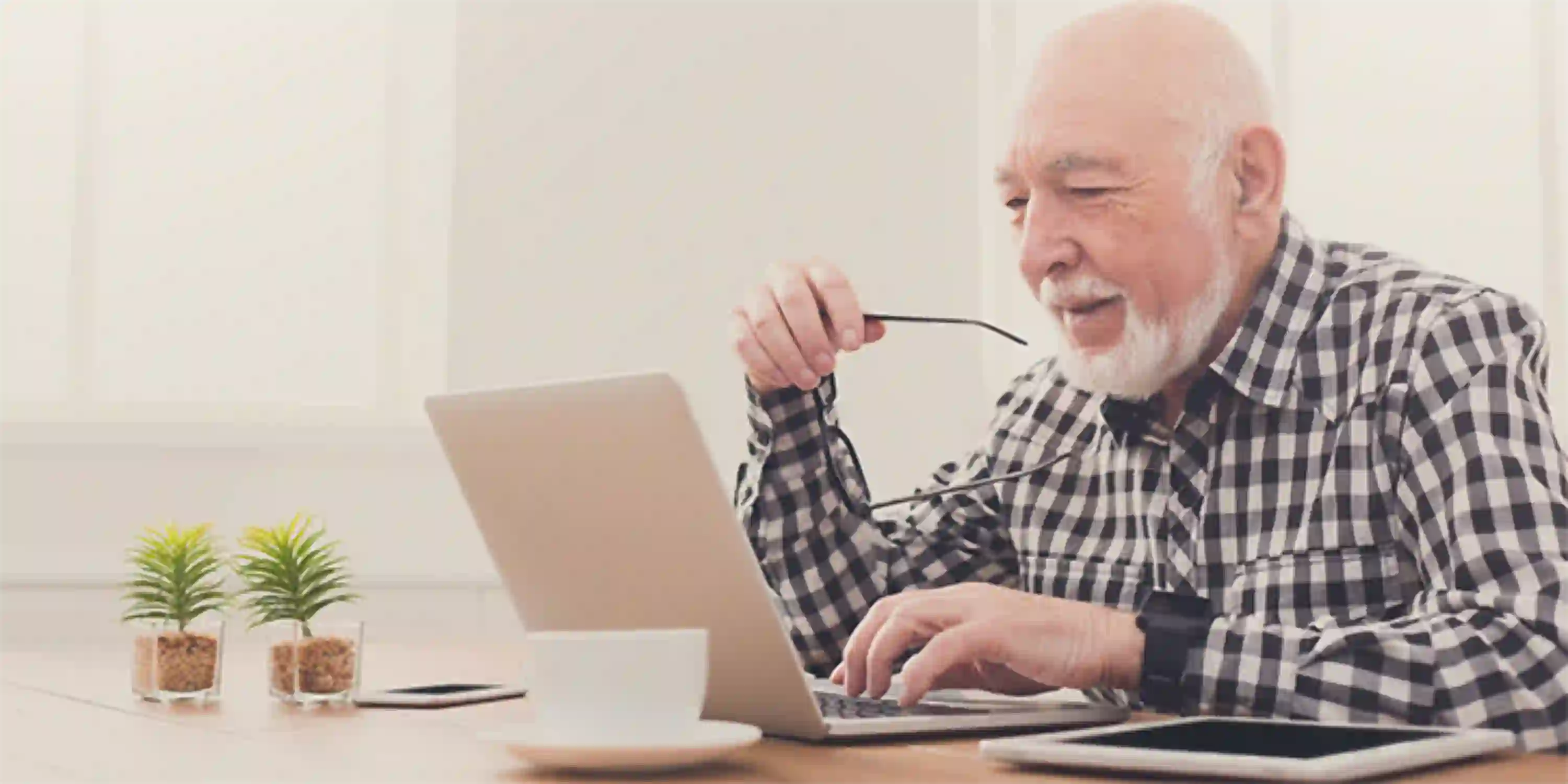 Slider Mann am Laptop