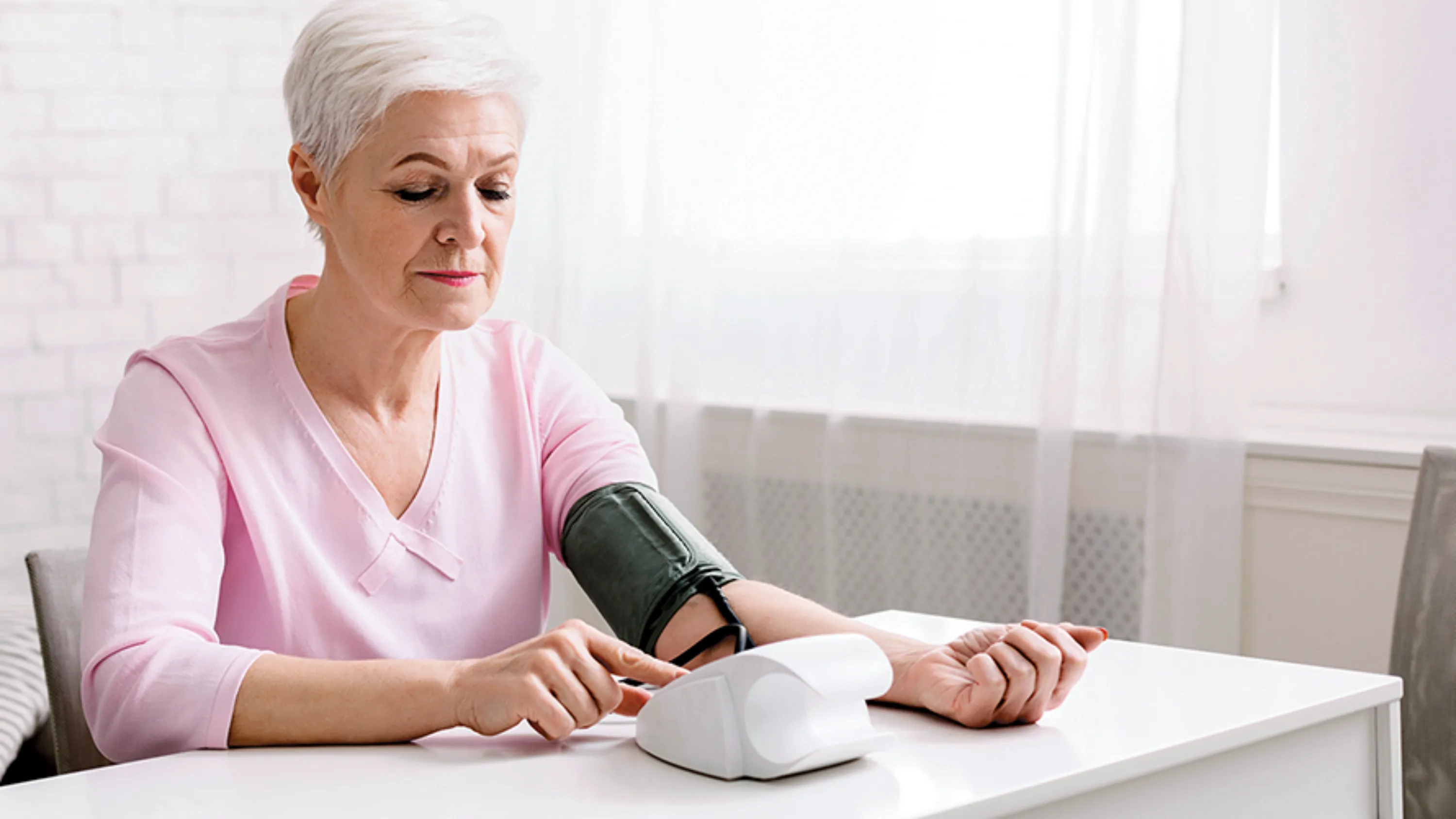 Frau lächelt Mann von hinten