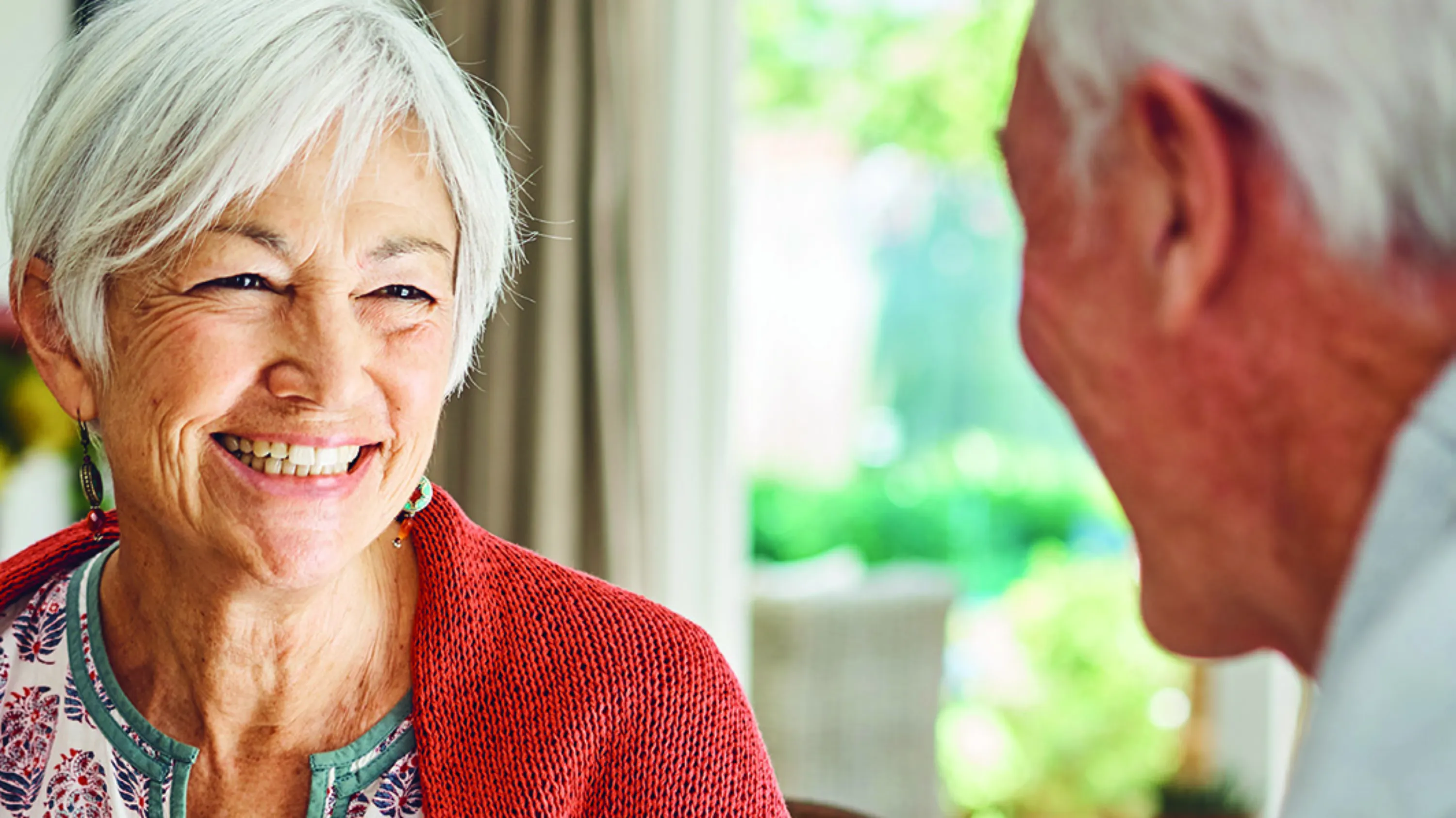 Frau lächelt Mann von hinten