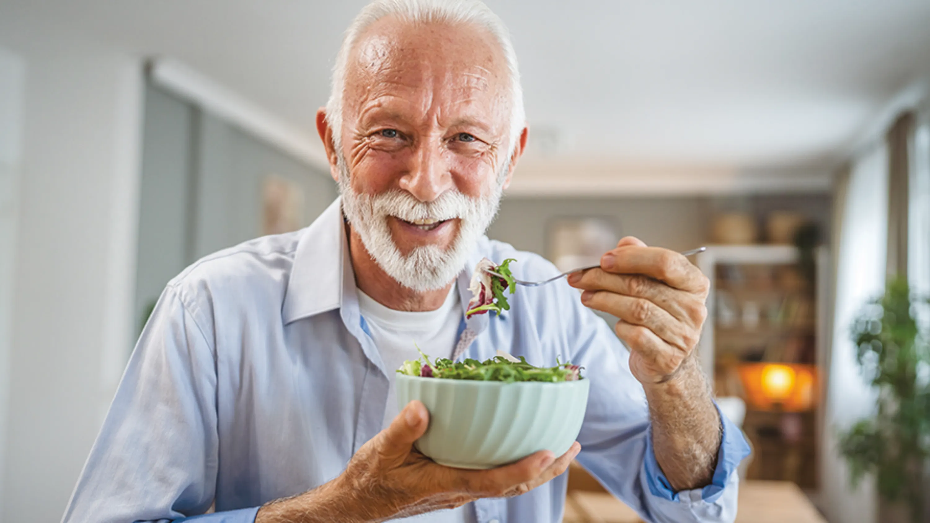 Frau lächelt Mann von hinten