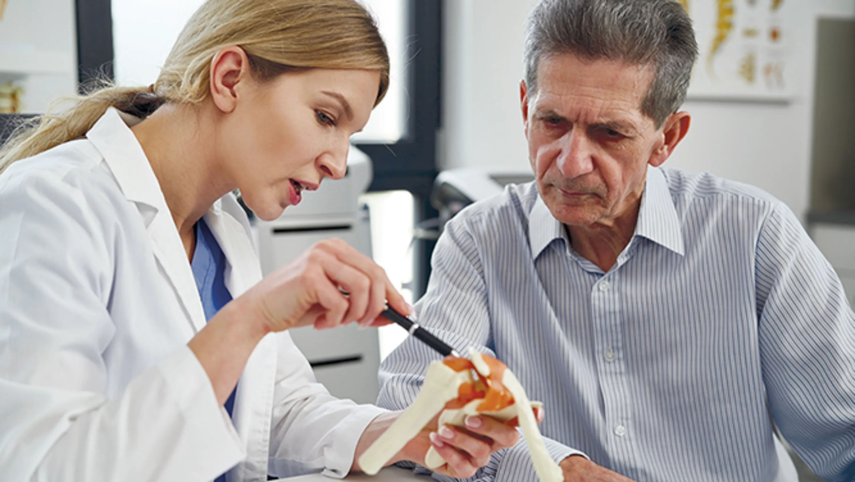 Arzt mit Patient am Reden