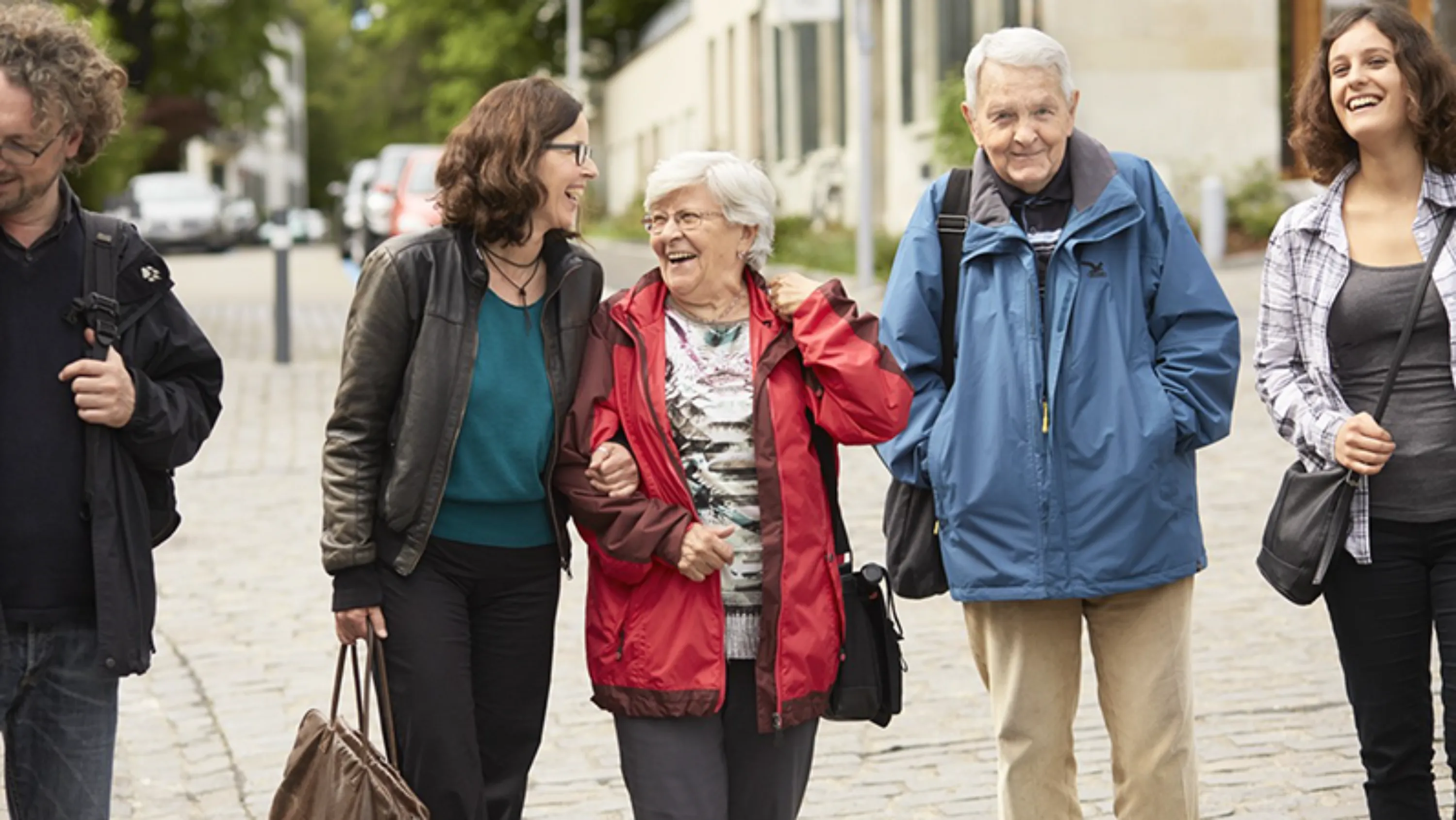 Menschen alt und jung unterwegs