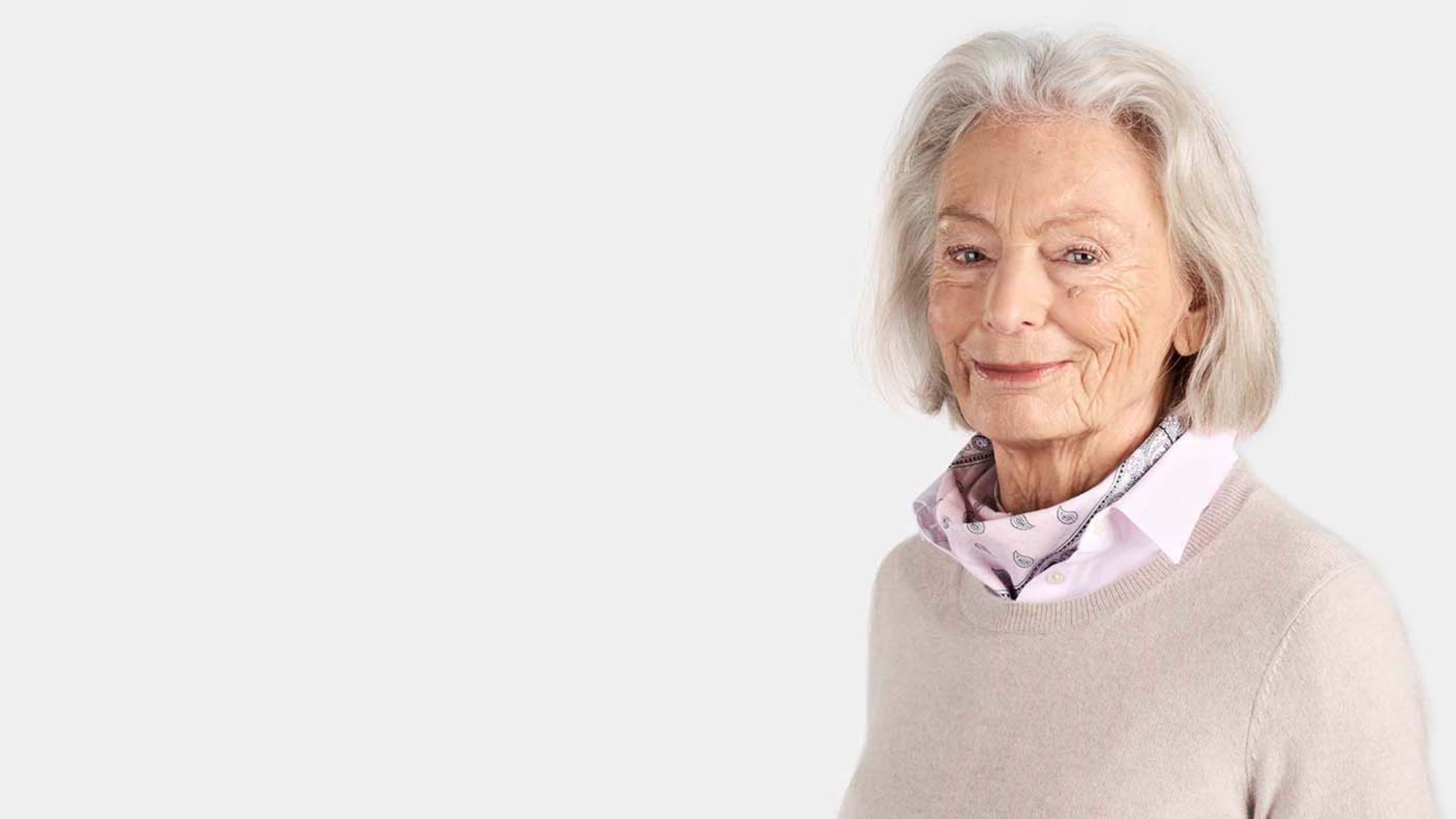 ältere Frau schaut in Kamera