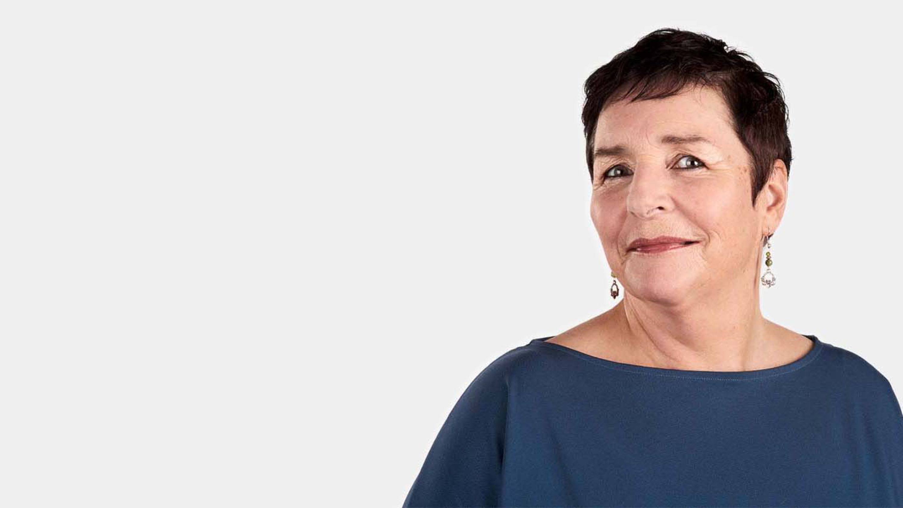 Frau schaut lächelnd in Kamera