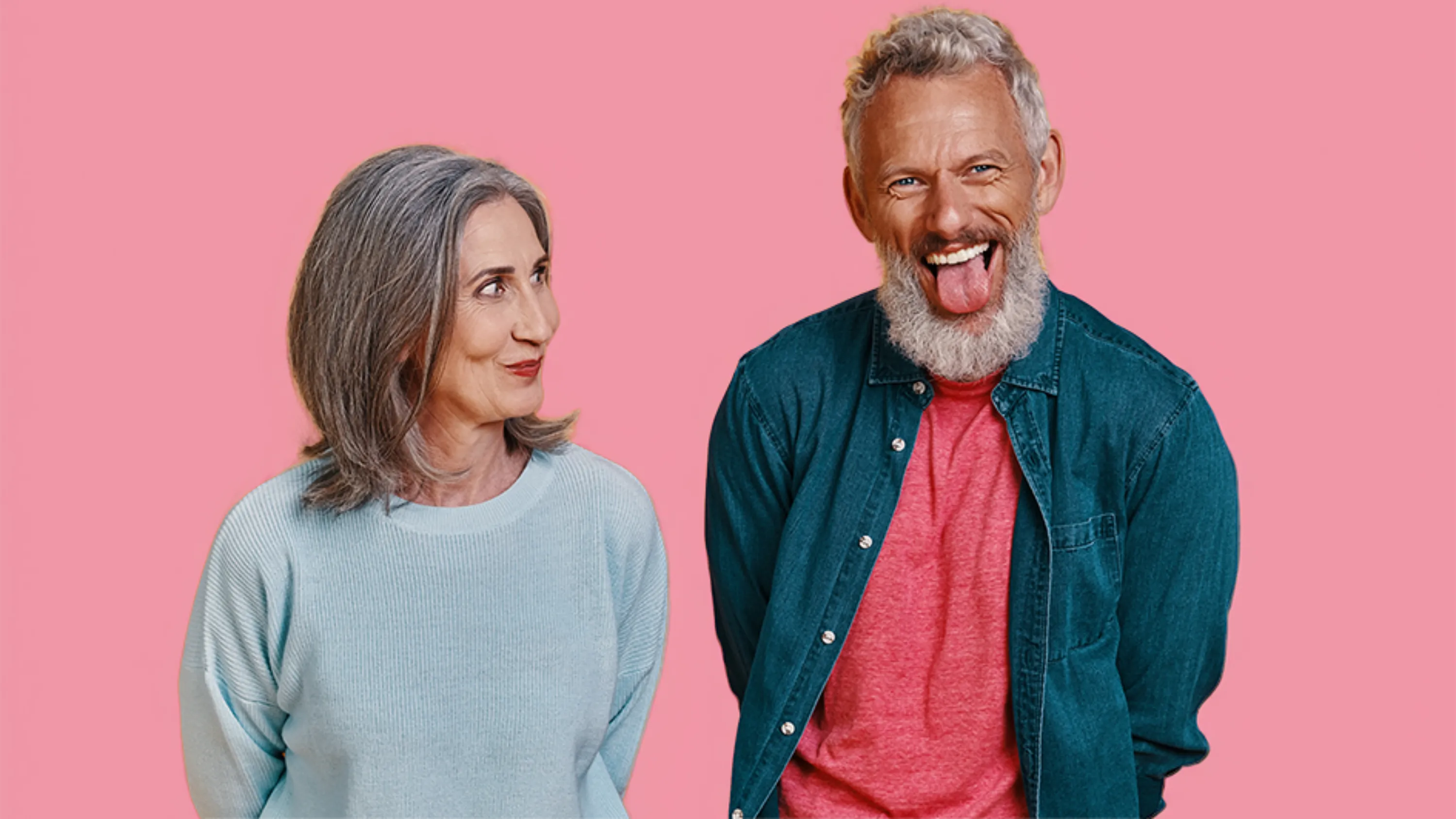 Grau melierter Mann hebt freundlich den Mahnfinger.