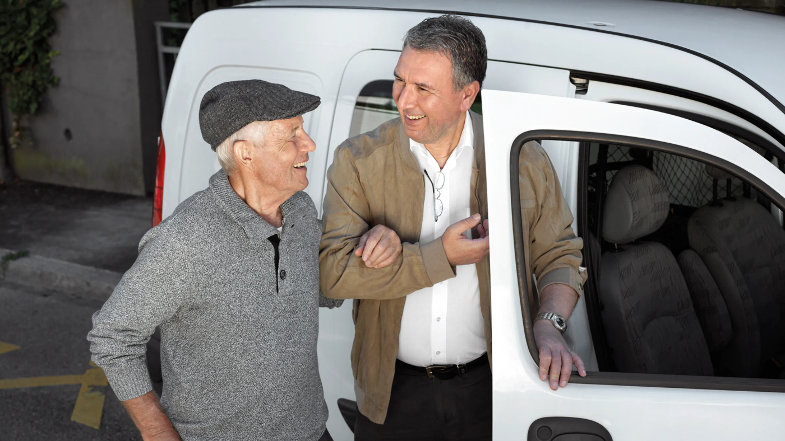 Senior wird vom Pro Senectute Fahrdienst abgeholt