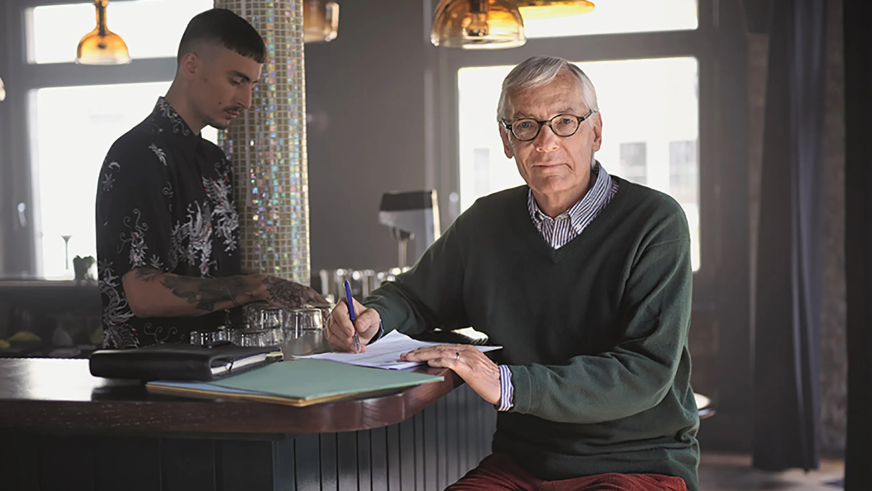Un fiduciaire à la retraite avec un stylo et du papier 