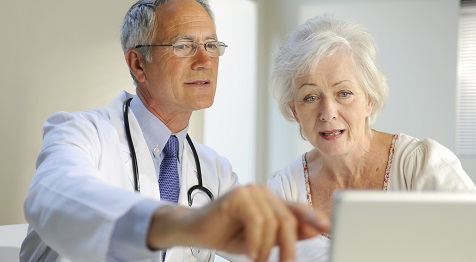 Medico e paziente discutono davanti a un computer portatile
