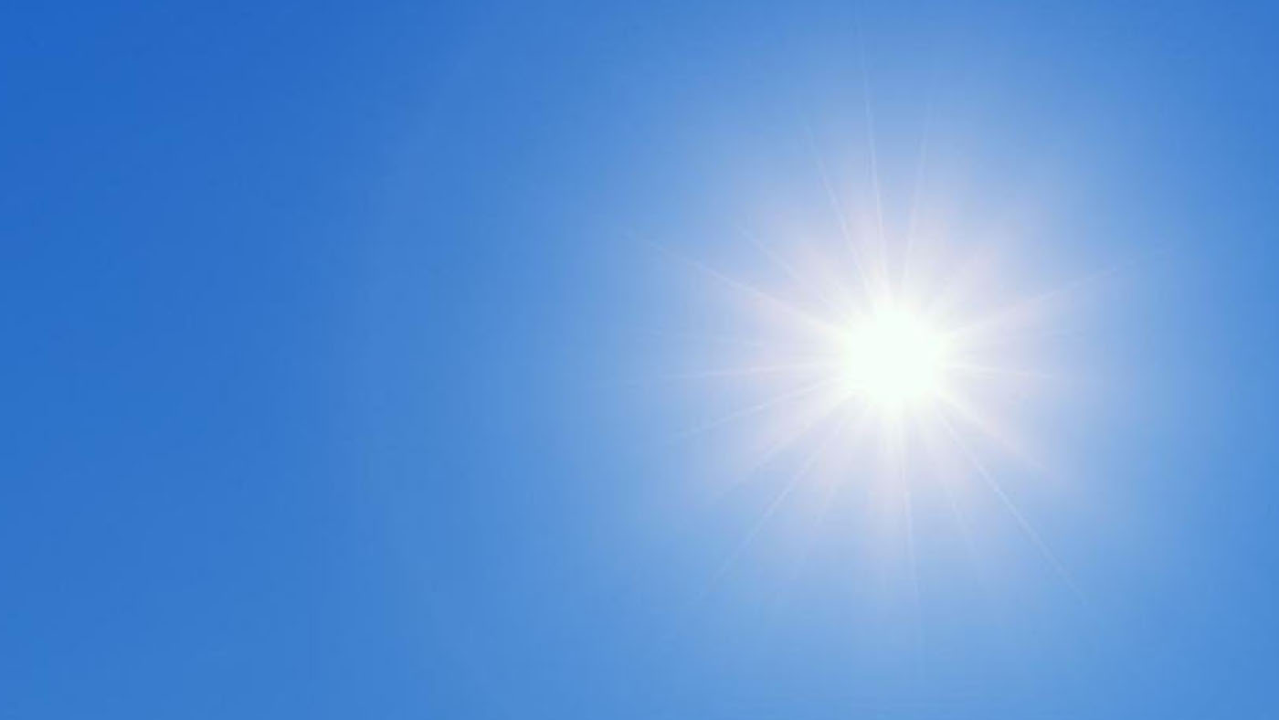 blauer Himmel mit Sonne