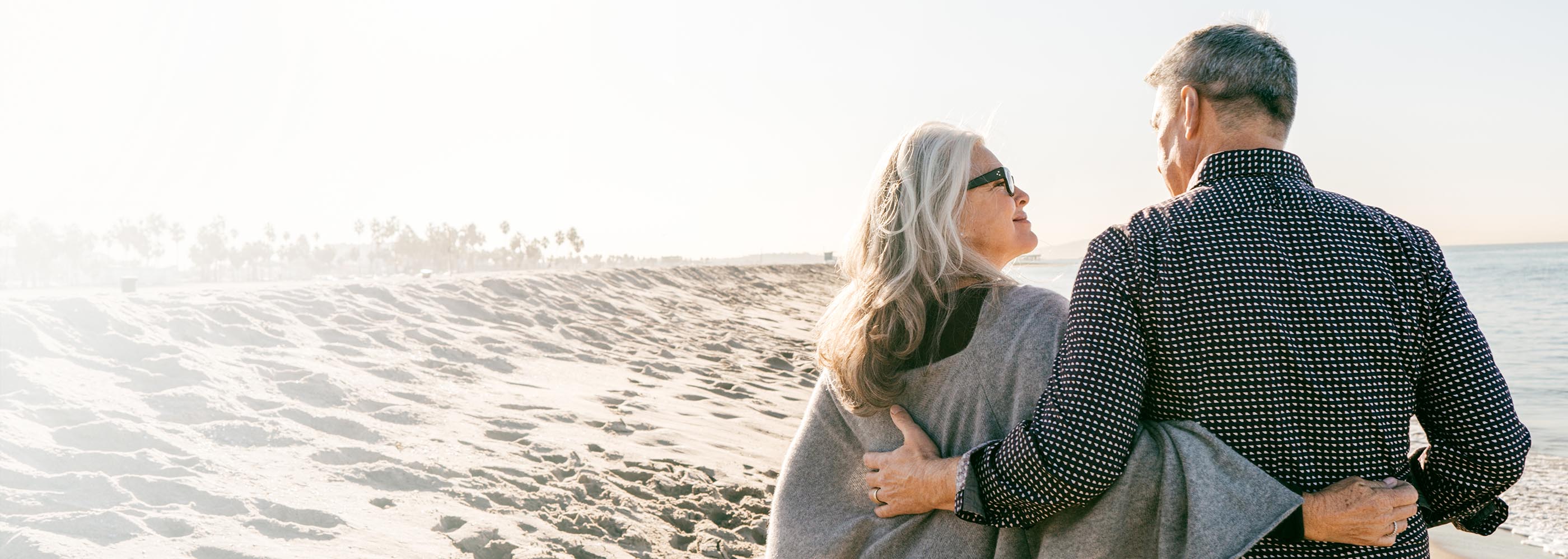 Couple âgé sur la plage