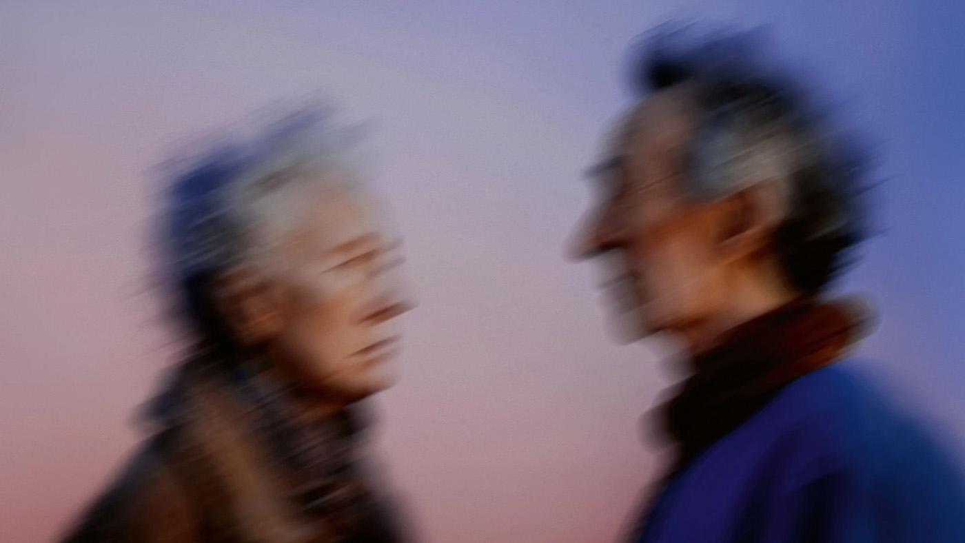 Due anziani leggermente sfocati.