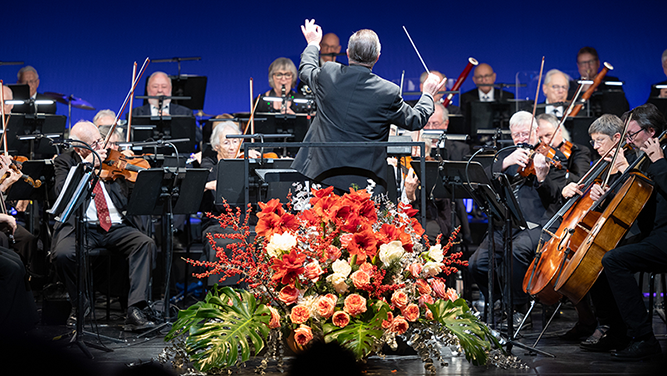 Eine Ballerina tanzt vor dem Luzerner Seniorenorchester.