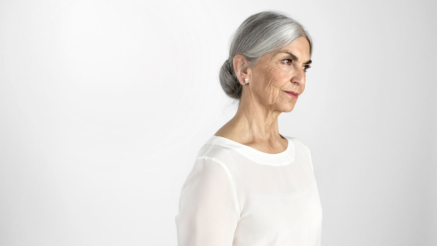 Une femme âgée photographiée de côté