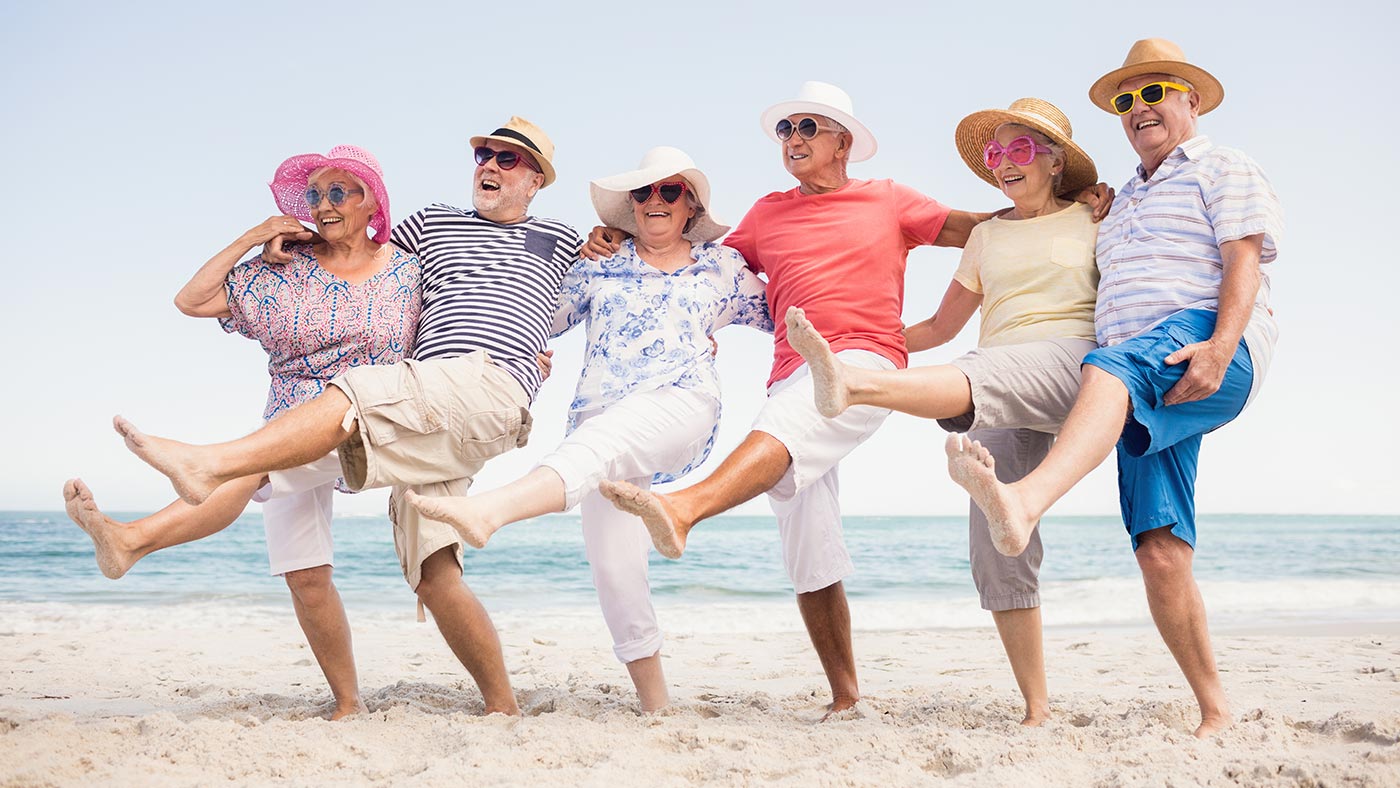 ältere Menschen am Strand tanzend