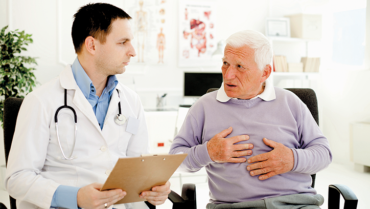 Arzt mit Patient am Reden
